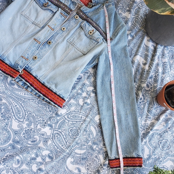 Guess Women's Vintage 90's Jean Jacket Pink Embroidery Light Wash Button Up M - Picture 7 of 11